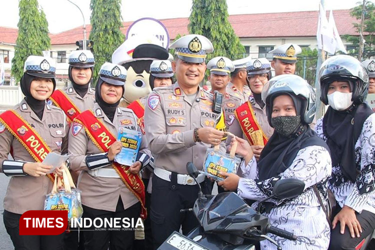 Satlantas Polres Majalengka Bagikan Coklat kepada Guru di Tengah Operasi Zebra 2025