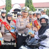 Satlantas Polres Majalengka Bagikan Coklat kepada Guru di Tengah Operasi Zebra 2025