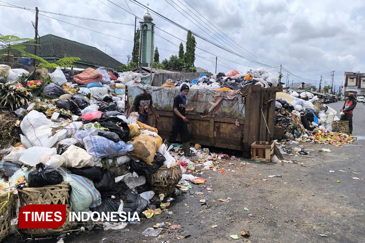 Sampah Menggunung di TPS Pasar Pancasila Tasikmalaya, Warga Tercekik Bau Busuk