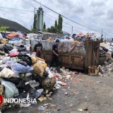Sampah Menggunung di TPS Pasar Pancasila Tasikmalaya, Warga Tercekik Bau Busuk
