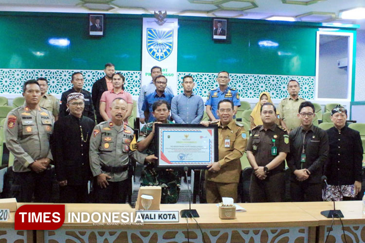 Berkat Aksi Bagi-Bagi Bendera, Kota Probolinggo Diganjar Penghargaan Nasional