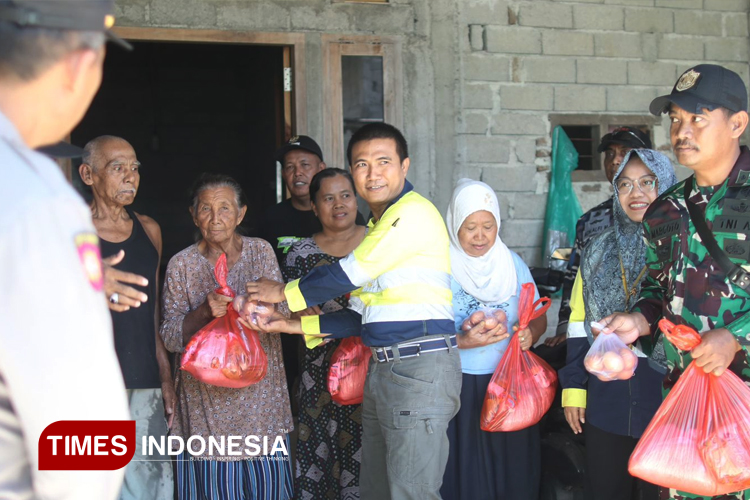 bantuan-paket-sembako-kepada-warga-terdampak-banjir-a.jpg
