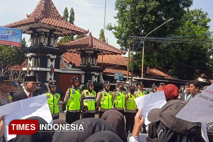 Miris! Hari Guru Nasional di Pemalang Diwarnai Aksi Demo Ratusan Guru Honorer