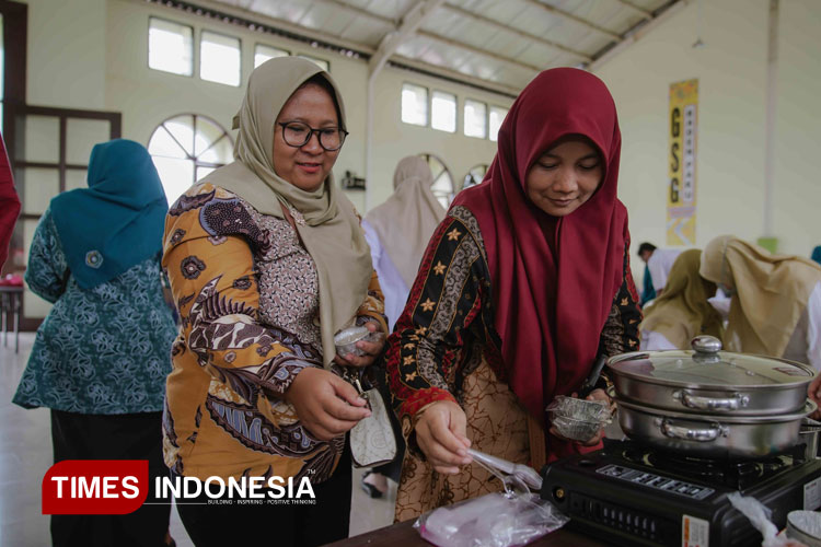 Freeport Latih Ibu-ibu Sekitar Smelter Gresik Mengolah MPASI untuk Balita