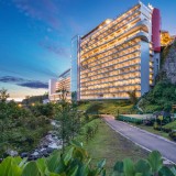 Kemewahan Akhir Tahun, Le Eminence Puncak Padukan Natal Klasik dan Keagungan Budaya Sunda