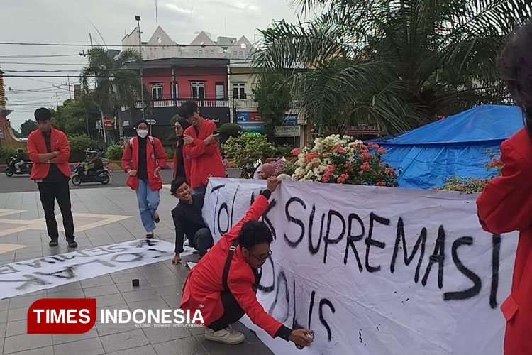 Mahasiswa Madiun Tuntut  UU KUHAP Dicabut, Aliansi BEM Unjuk Rasa di Alun-Alun Kota Madiun