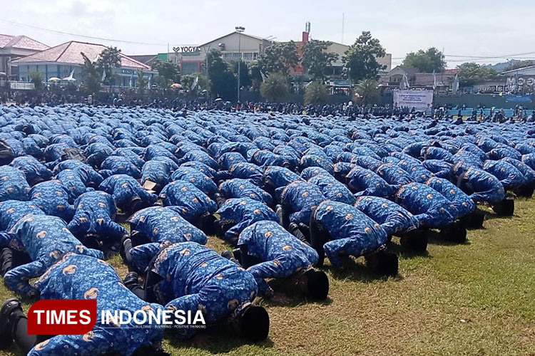 Ribuan PPPK Paruh Waktu Sujud Syukur, Air Mata Pengabdian Tertumpah di Majalengka