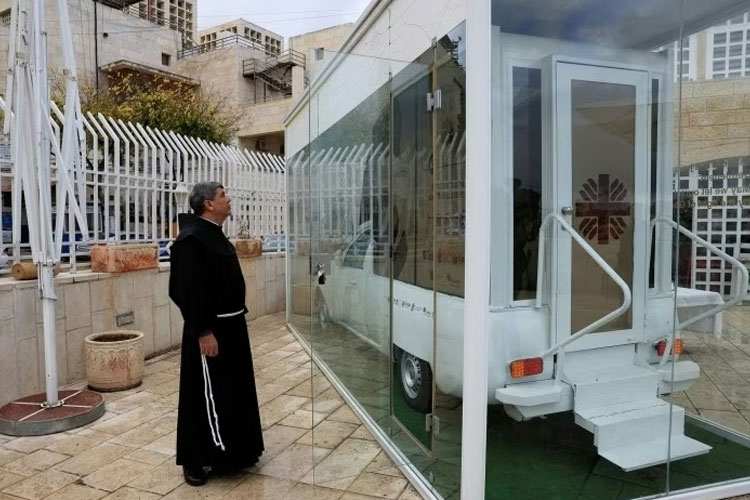 Mobil Mendiang Paus Fransiskus Dijadikan Klinik Keliling untuk Anak-Anak di Gaza