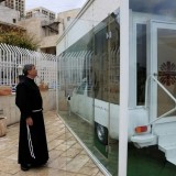 Mobil Mendiang Paus Fransiskus Dijadikan Klinik Keliling untuk Anak-Anak di Gaza