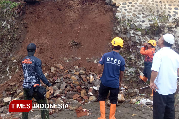 Penahan Tanah Pekarangan Warga Bondowoso Longsor Akibat Hujan Deras