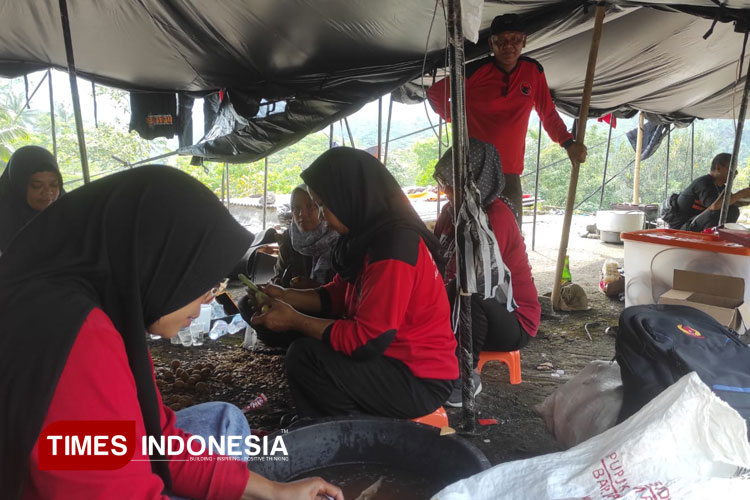 Baguna PDIP Banjarnegara Buka Dapur Umum Korban Situkung Pandanarum