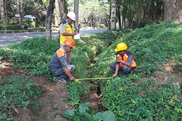 melalukan-normalisasi-drainase-setelah-mendapatkan-pengaduan-warga-b.jpg