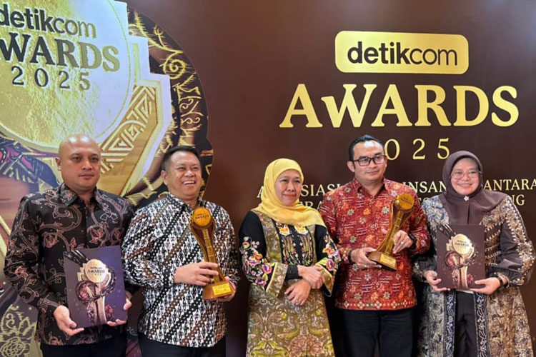 penghargaan-Gubernur-Khofifah-detik-com-Awards-2.jpg