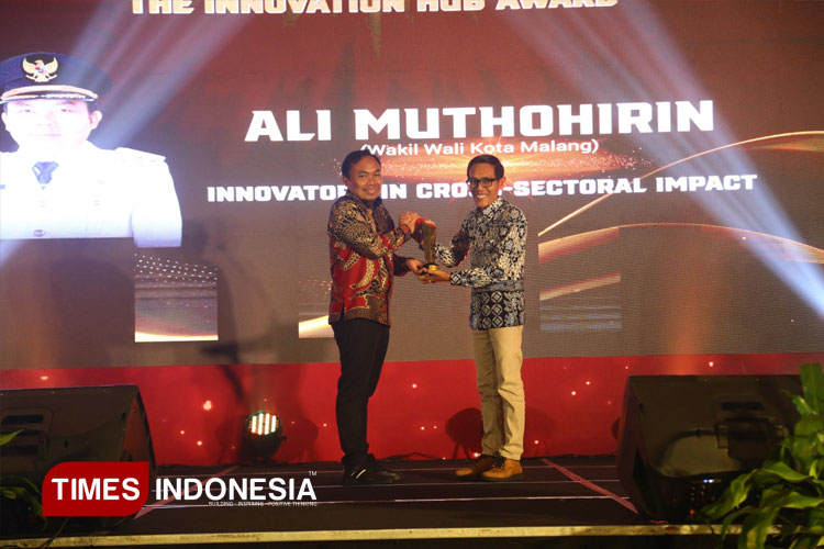 Mengurai Sekat dalam Kolaborasi, Ali Muthohirin Diganjar The Innovation Hub Award ATI 2025