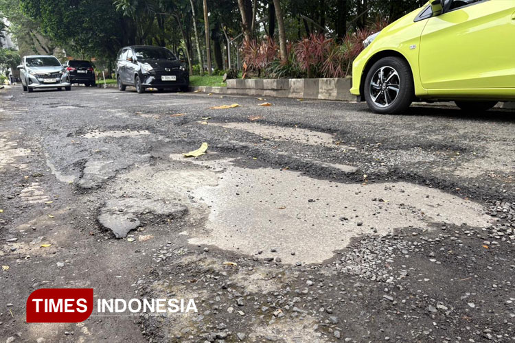 Kondisi-jalan-rusak-di-depan-Taman-Slamet-Kota-Malang-c.jpg