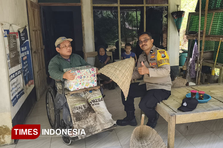Kunjungi Disabilitas Produktif di Kalikuning, Aparat Polres Pacitan Beri Semangat dan Bantuan