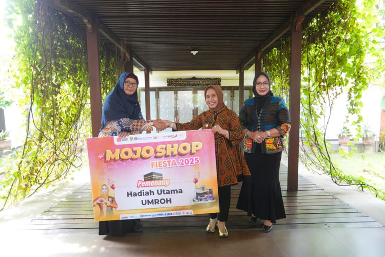 Hadiah Umrah Mojo Shop Fiesta 2025 Kota Mojokerto Diserahkan