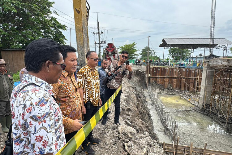 Bupati Sidoarjo Marah, Proyek Rumah Pompa Kedungpeluk Baru Jalan Separuh