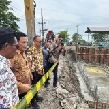 Tersisa Satu Bulan! Proyek Rumah Pompa Kedungpeluk Baru Jalan Separuh