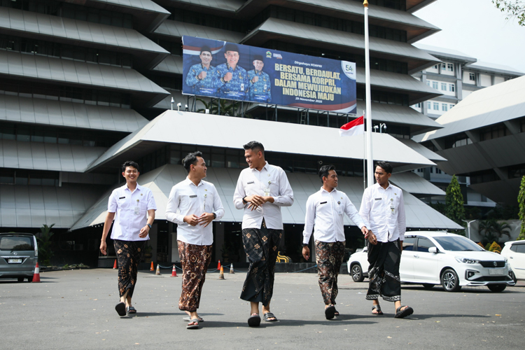 Pemprov Jateng Terapkan PDH Sarung Batik, Wagub Taj Yasin: UMKM Tekstil Diuntungkan