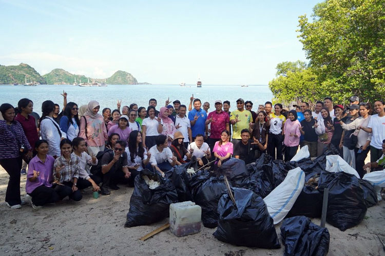 Jaga Kebersihan dan Keberlanjutan Destinasi, BPOLBF Bersihkan Pantai Binongko Labuan Bajo