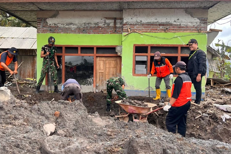 GKJW Lawang Bersama Rumah Sakit dan Relawan Bantu Warga Terdampak Erupsi Semeru