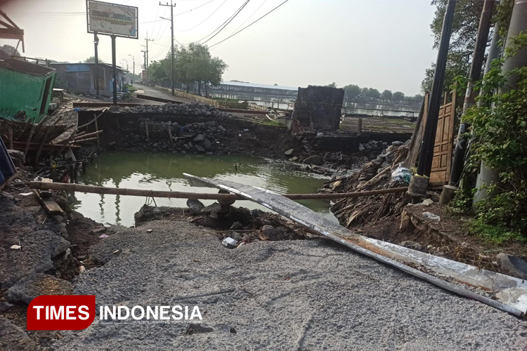 Jembatan Gisik Kidul Tak Kunjung Rampung, Ekonomi Warga Terpuruk