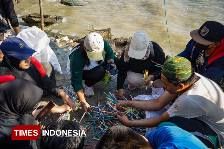 Peneliti Unair Temukan Kandungan Mikroplastik dalam Darah dan Urine Warga Gresik