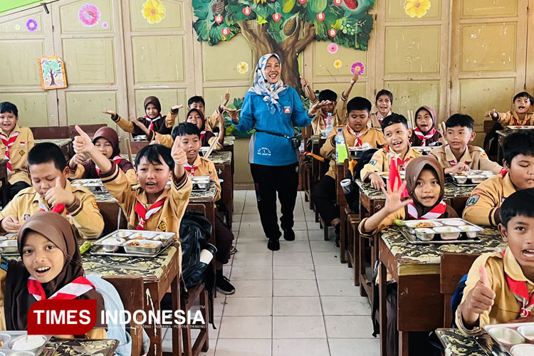 SDN-Magetan-1-saat-menerima-MBG-disekolah-c.jpg