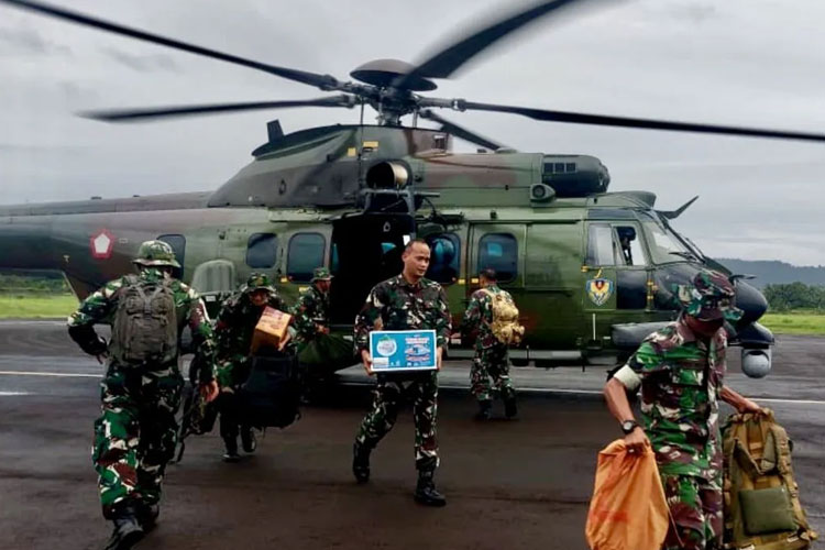 Pemerintah Kerahkan 11 Helikopter TNI dan Basarnas untuk Distribusi Bantuan ke Tiga Provinsi di Sumatera
