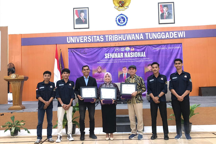 UNITRI Gelar Seminar Nasional, Dorong Mahasiswa Siap Jadi Penggerak Ekonomi Kreatif