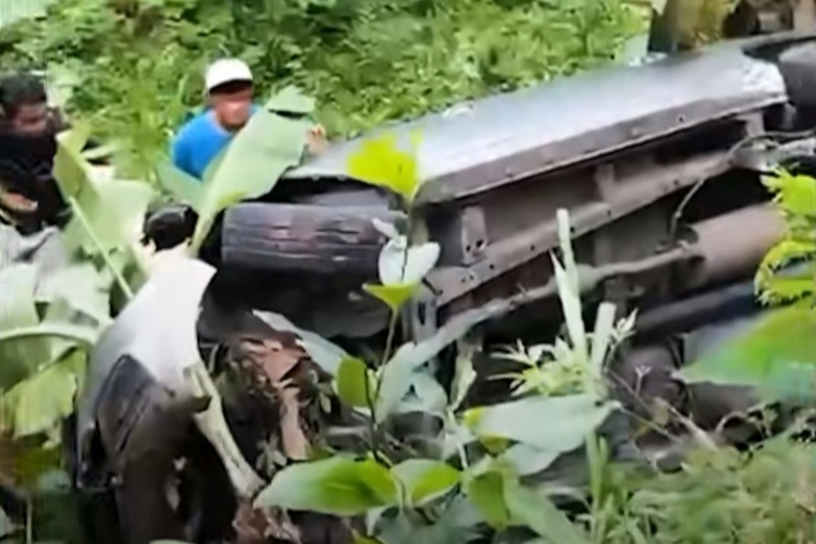 Wuling Formo yang Membawa Turis asal China Masuk Jurang di Jalur Bromo Probolinggo