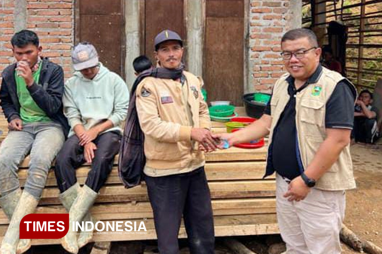 Peduli Nyata DPRD Solok, Hafni Hafis Panen Bareng Warga Alahan Panjang Terdampak Banjir