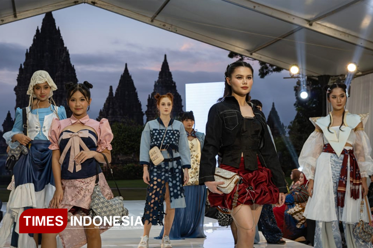 Fashion Show FDB UC Berlatar Candi Prambanan, Ketika Warisan Budaya Berpadu dengan Fashion Masa Kini