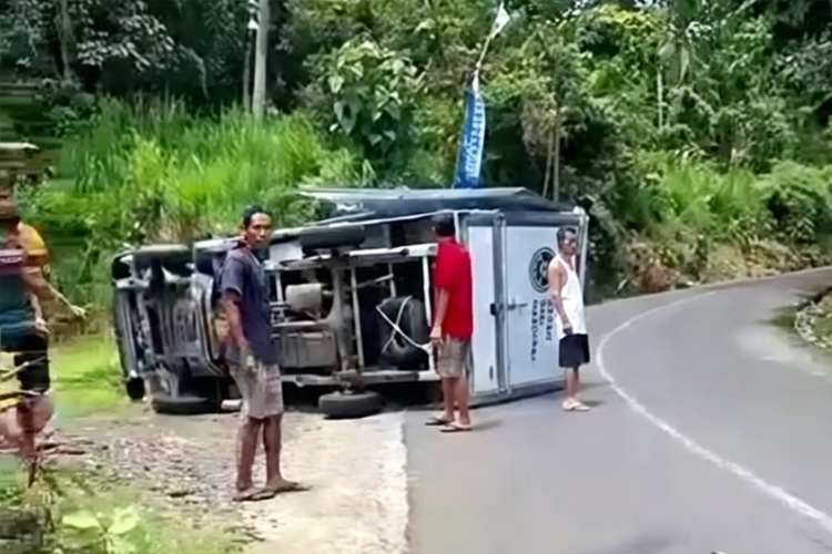 Mobil Pengantar MBG di Glagah Banyuwangi Terguling Usai Ambil Ompreng