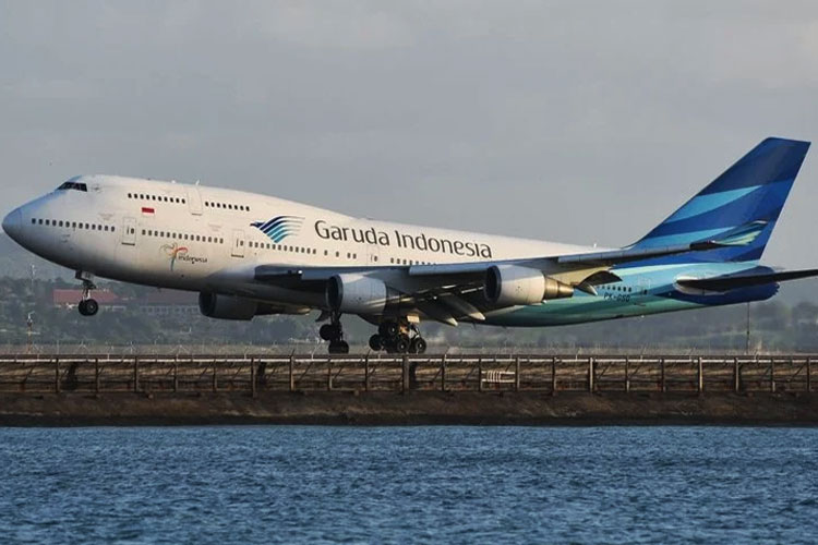 Garuda Pangkas Gaji Direksi 10%, Manajemen Siap Berkorban di Tengah Rugi Menggunung