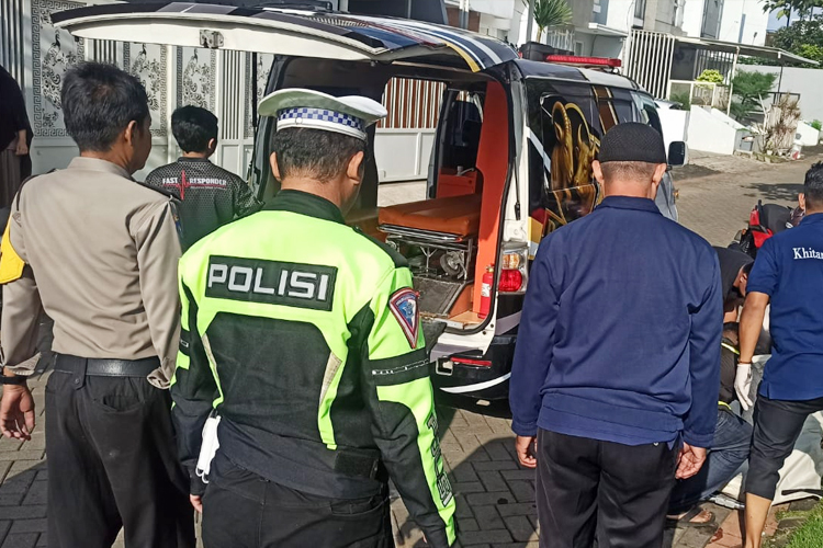 Petugas-saat-melakukan-evakuasi-pria-ditemukan-meninggal--a.jpg