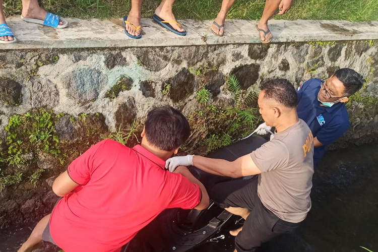 Pria Ditemukan Tewas Tengkurap di Selokan Perumahan Karangploso Malang, Korban Laka Tunggal