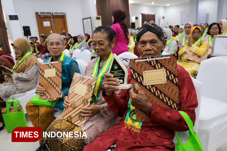 Ratusan-para-lansia-yang-siap-di-wisuda.jpg