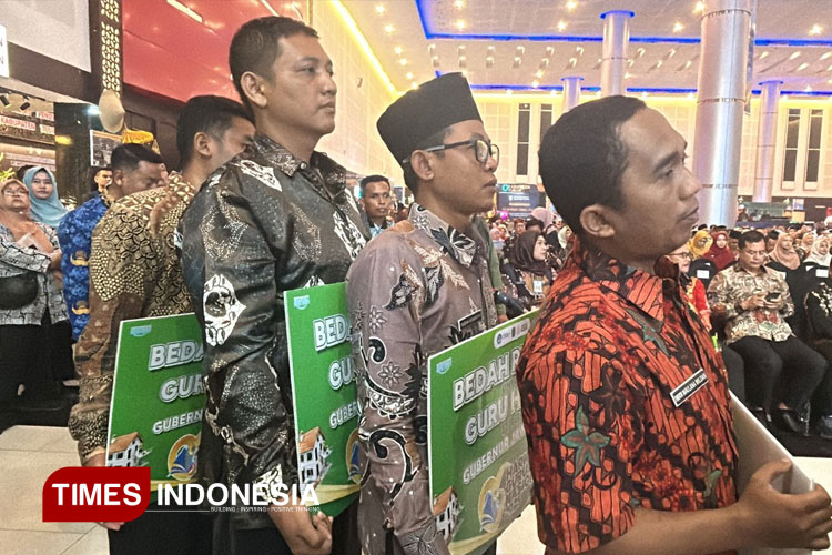 Gubernur Jatim Khofifah Bedah Rumah Guru dengan Keterbatasan Ekonomi