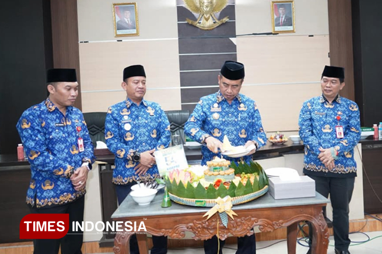 potong-tumpeng-peringatan-Hari-Korpri-a.jpg