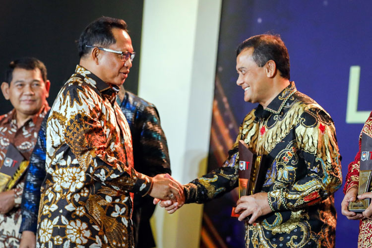 Gubernur Ahmad Luthfi Bawa Jawa Tengah Raih Penghargaan Layanan Kesehatan Terbaik Kemendagri