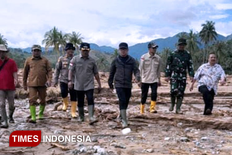 Dampingi Wamendagri Bima Arya, Bupati Solok Turun Langsung ke Lokasi Banjir