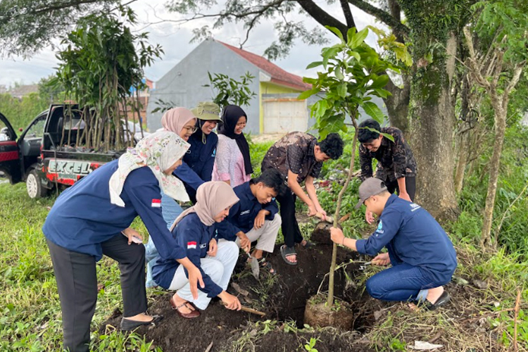 HUT Ke-10: CV Selaras Tirta Karya Gelar Aksi Penghijauan di Tunjungsekar