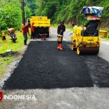UPT PJJ Pacitan DPBM Jatim Kebut Tambal Jalan Jelang Nataru 2025