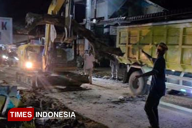 Kasat Reskrim Solok Jadi Sorotan: Aksi Heroik Pimpin MPL Bersihkan Jalan Pascabanjir