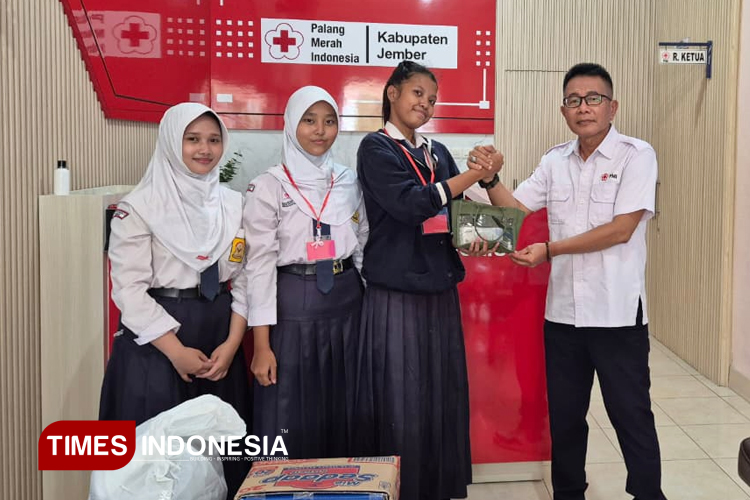 PMR Madya SMPN 1 Jember Kirim Bantuan untuk Korban Bencana Sumatera