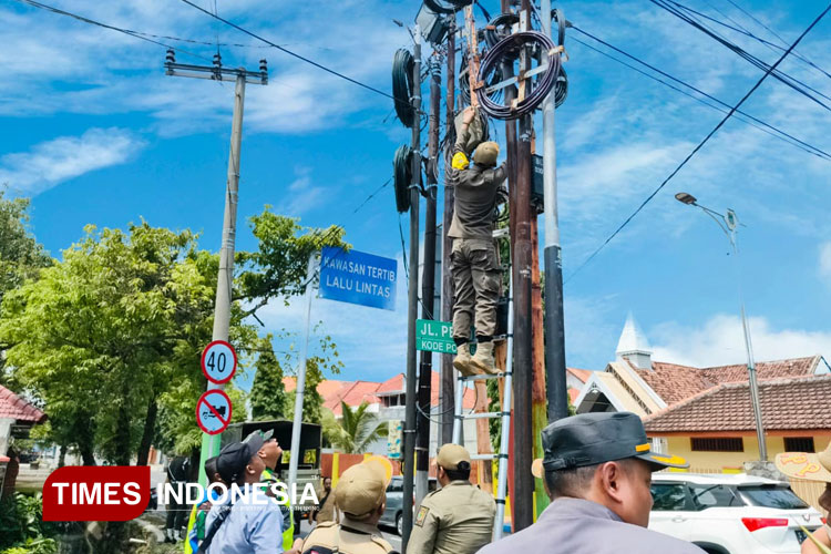 Tertibkan Kabel Fiber Optik, Pemkot Mojokerto Tegakkan Perda Nomor 4 Tahun 2025