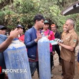 Akses Terputus, Persi Sumbar Tetap Tembus Sungai Landia untuk Salurkan Bantuan