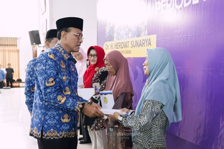 Bupati Ciamis Berikan Uang Kadeudeuh kepada Ratusan Purna Bhakti ASN Periode Juni-Oktober